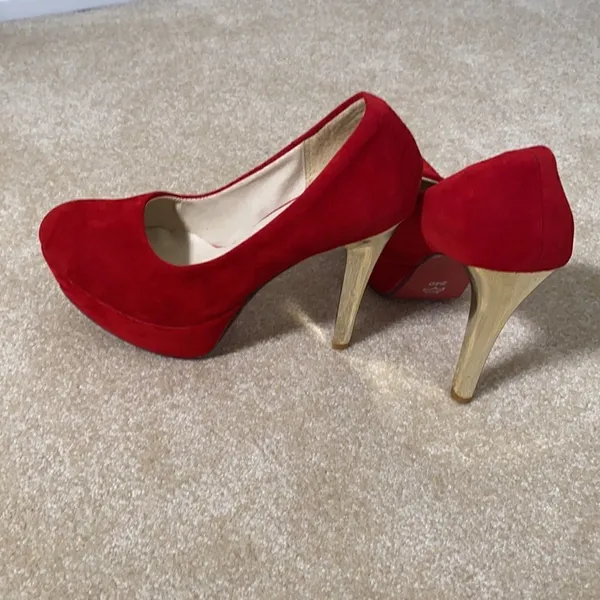 Light In The Box Women’s Red Suede High Heels with Gold Heels Size 7 - Image 2