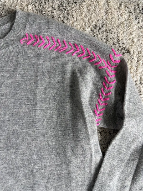 Aqua Bloomingdales Light Gray 100% Cashmere Sweater with Pink Accents Size Small - Image 3