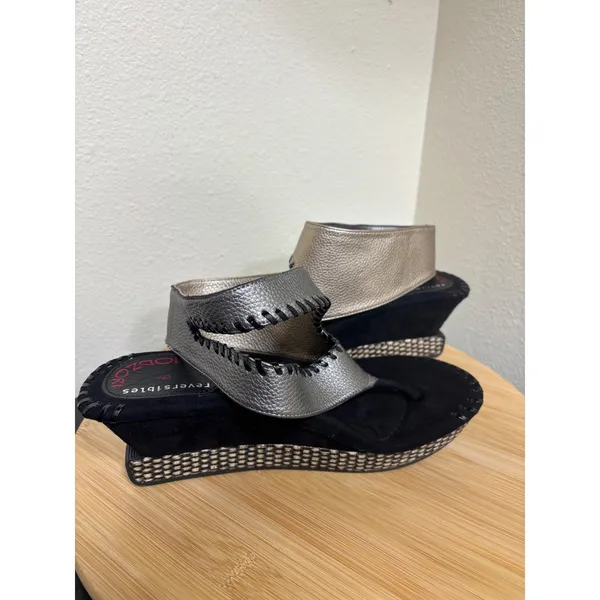Modzori‎ Reversible Wedge Sandals Size 9 Metallic Pewter Gold Whipstitch Thong - Image 9