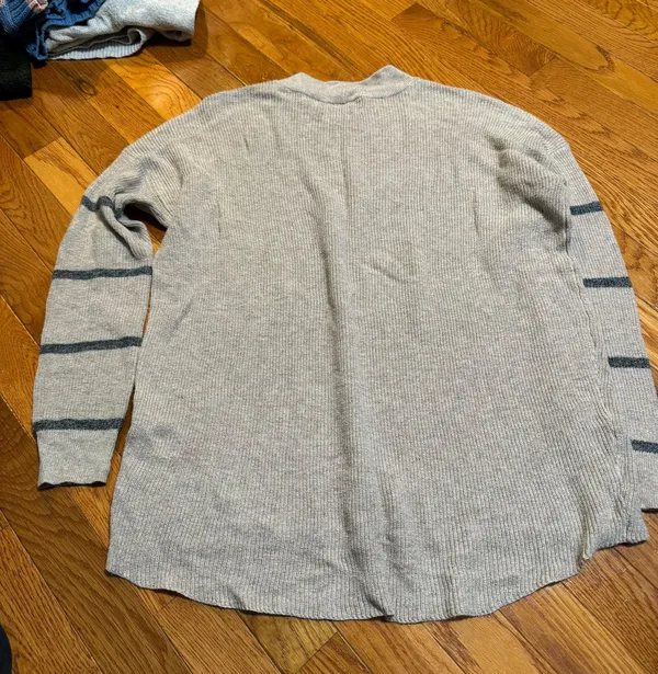 American Eagle Outfitter Sweater - Image 3