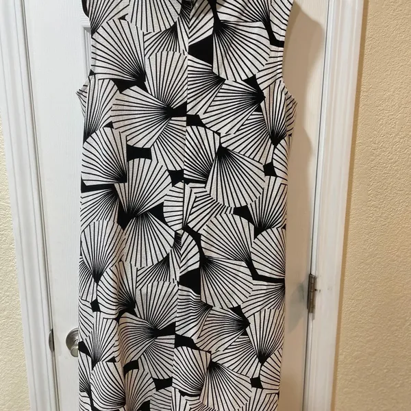 Elegant Black and White Patterned Mini Dress - Image 2