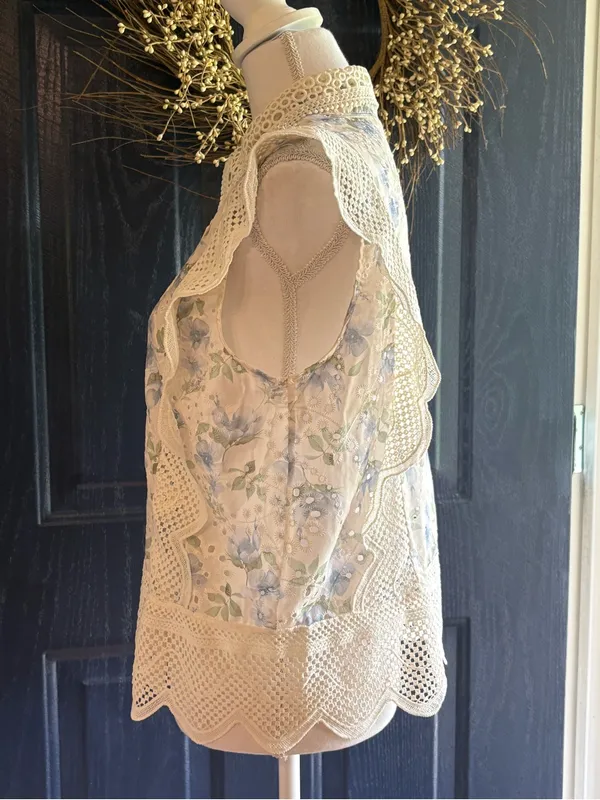 Ultra Pink Cream Eyelet Lace Floral Sleeveless Blouse with Blue Floral size L - Image 3