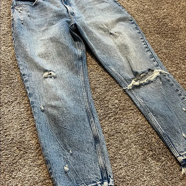 Abercrombie & Fitch Light‎ Wash Distressed Mom High Rise Jeans Size 31/12 - Image 4