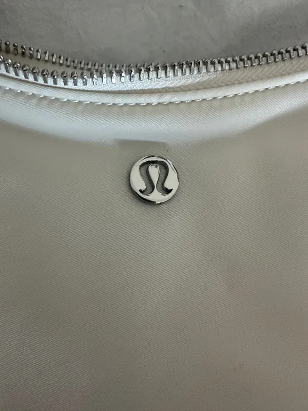 Lululemon City Essentials Shoulder Bag Small - Image 3