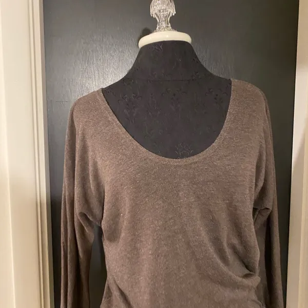 💜 Basic House Long Sleeve Tee in Light Brown Shade Size L - Image 3