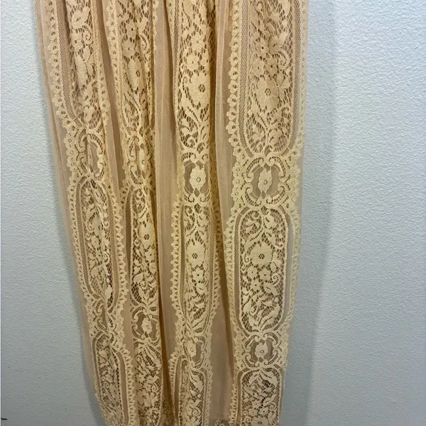 Chic Lace Maxi Dress in Cream - Image 4