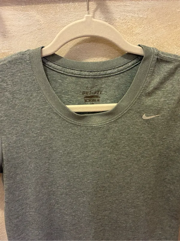 Nike Women's Grey Dri-FIT Short Sleeve Tee Size Small - Image 5