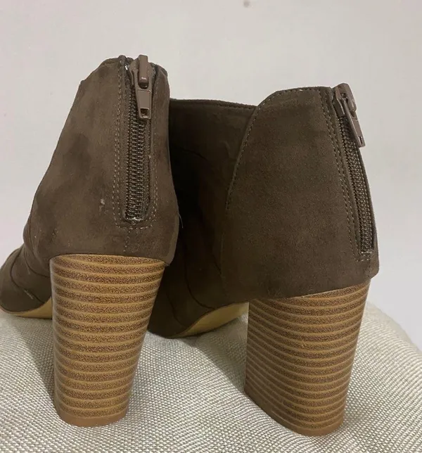 Attention Anckle Boots size 10 Good condition. Heels 3” - Image 3