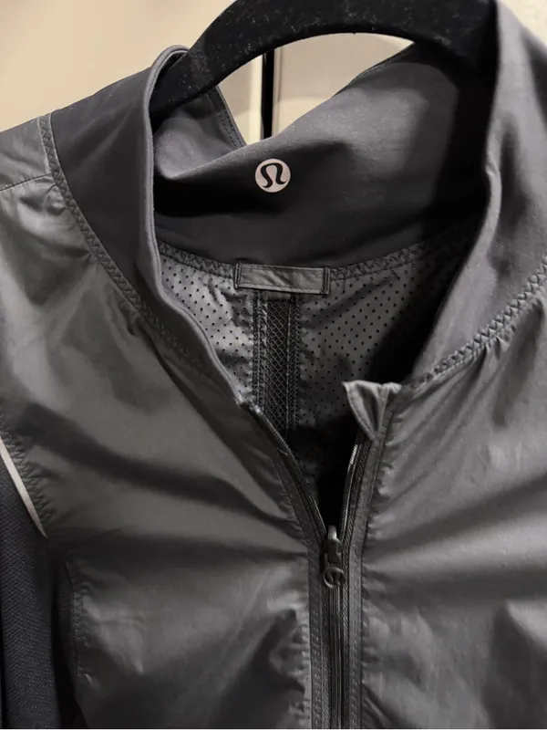 Lululemon Lightweight reversible Bomber Jacket. Women’s 8! Sleek fit. - Image 10