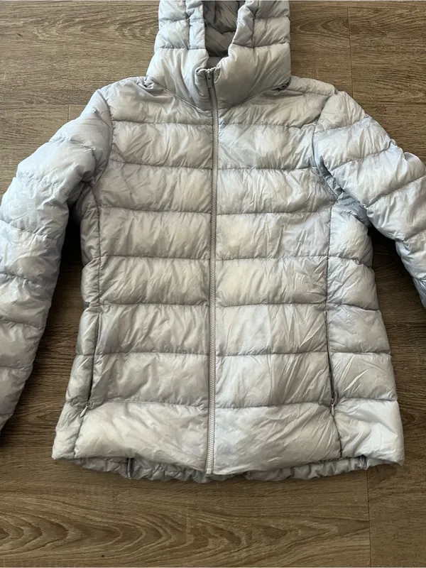 Uniqlo Down Puffer Jacket Womens Medium Silver Ultra Light Hooded Packable Cozy - Image 4