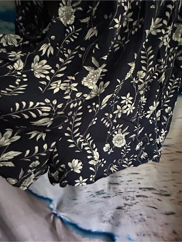 Aeropostale Women’s Black & White Floral V-Neck Romper SM - Image 7