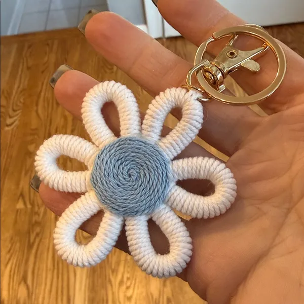White daisy/sunflower keychain - Image 3