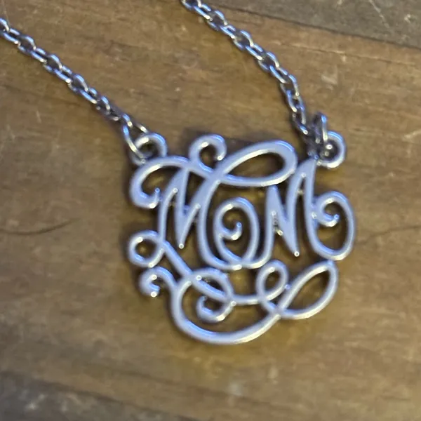 Silver tone monogram Mom necklace - Image 3