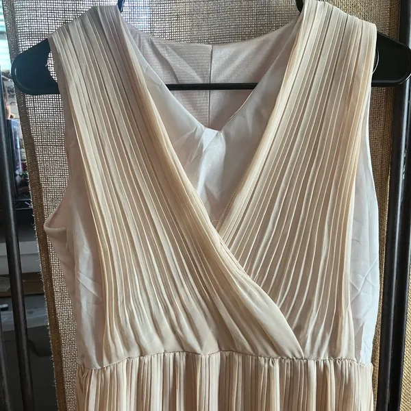 Stylish Cream Pleated Dress Size 6 - Image 3