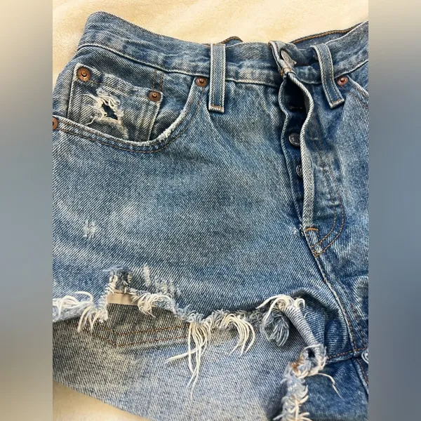 Levi’s Classic High-Rise Distressed Denim Shorts - Blue - Image 6