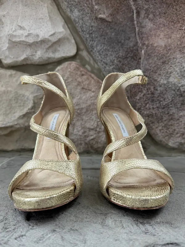Diane Von Furstenberg Women's Gold Leather Strappy Embossed Heels - Image 4