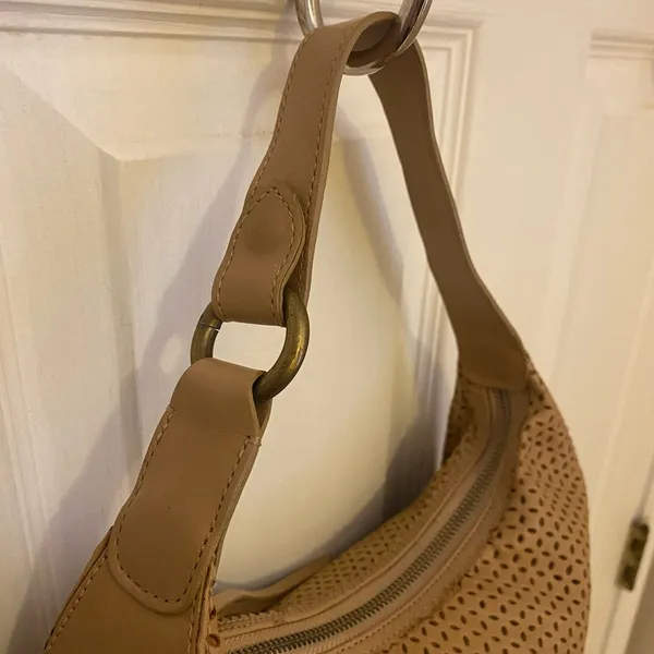 Like New!! Naturalizer Perforated Hand Bag in Camel - Image 4