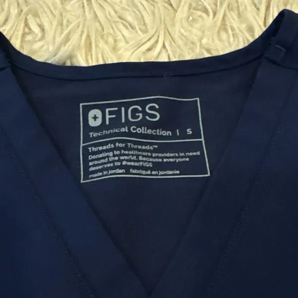 Figs purple scrubs top size small - Image 2