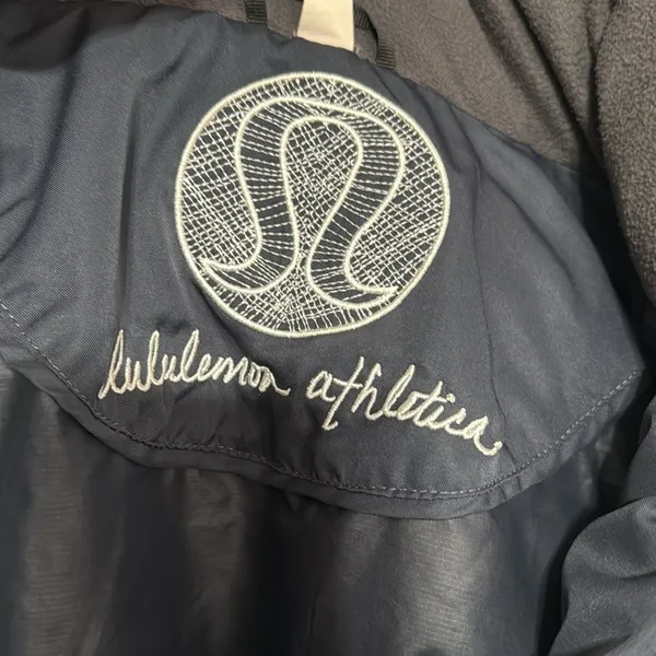Lululemon Puffer Jacket size 6 *rare - Image 9