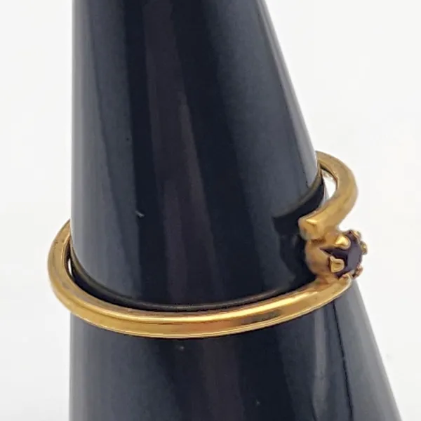 Vintage Avon Gold Tone & Black Rhinestone Ring (7.5) - Image 3