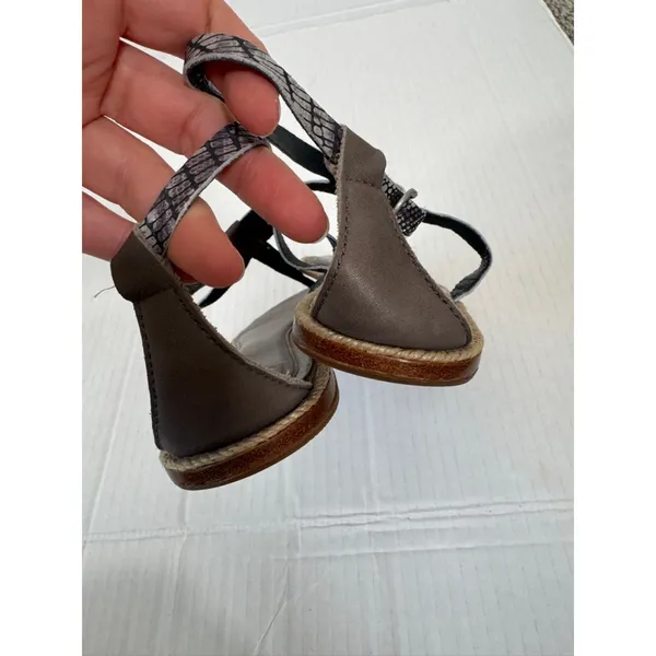 UGG Brown Grey Leather Thong Sandals Womens 8 Casual Summer Flat Beachy Shoes - Image 4