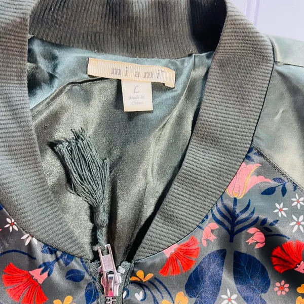 Francesca's Mi‎ Ami Floral Velvet Bomber Jacket Olive Green Satin Large NWOT - Image 6
