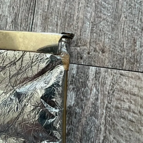 Vintage 50s Silver Metallic Foil Clutch Handbag Kiss Lock Chain Strap Purse Bag - Image 9
