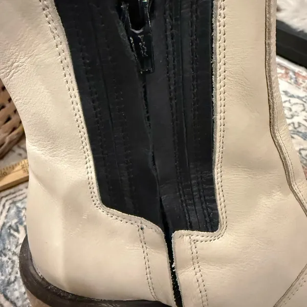Free People James Chealsea Cream leather and Black Heeled Boots size 7 - Image 6
