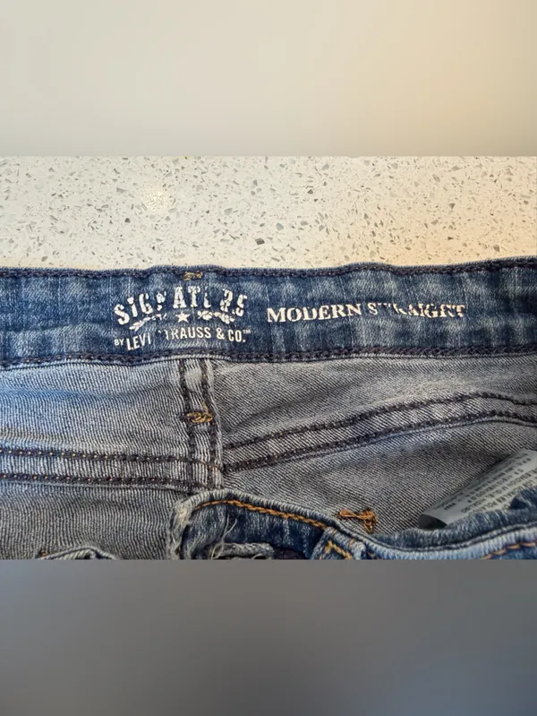 Levi's Blue Signature Denim Jeans with Interior Brand Label - Image 4