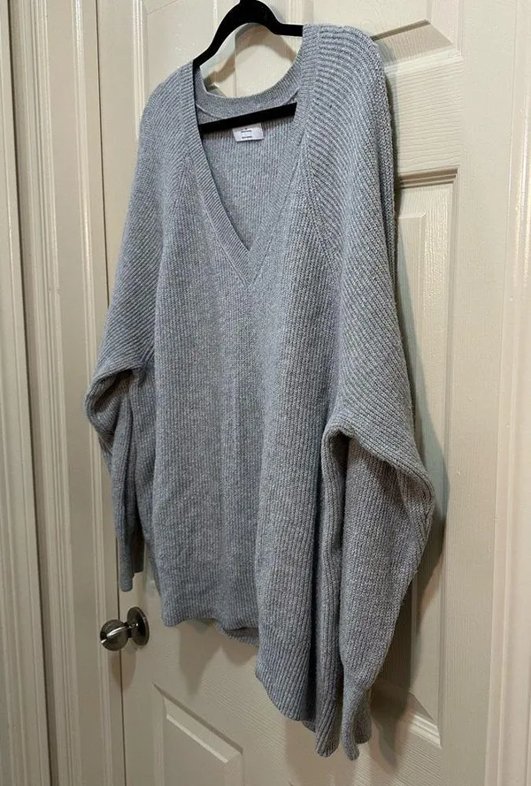 Women’s Old Navy long sleeve v-neck sweater light gray size 3X - Image 4