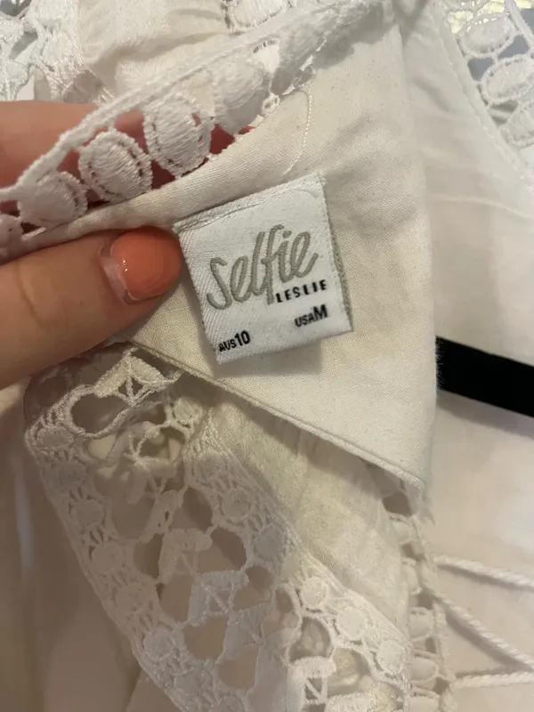 White Dress Selfie Leslie - Image 3