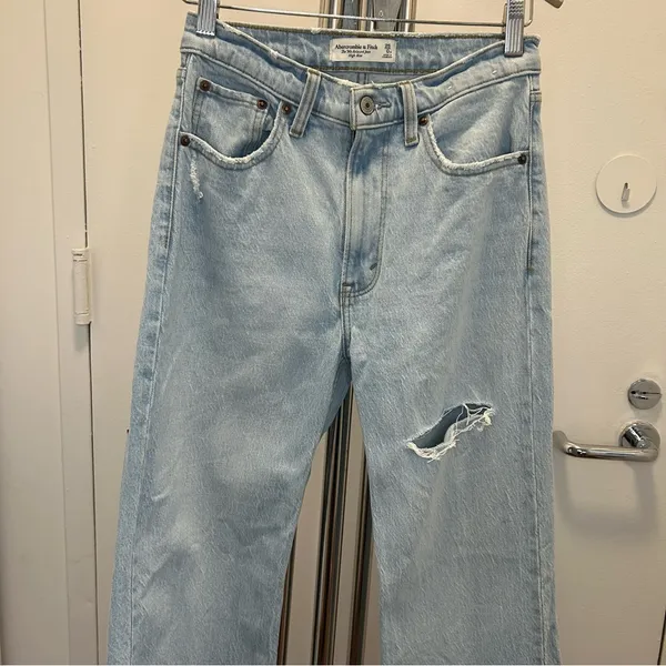 Abercrombie & Fitch Petite High Rise Loose Jean in Light Wash with Distressing - Image 2