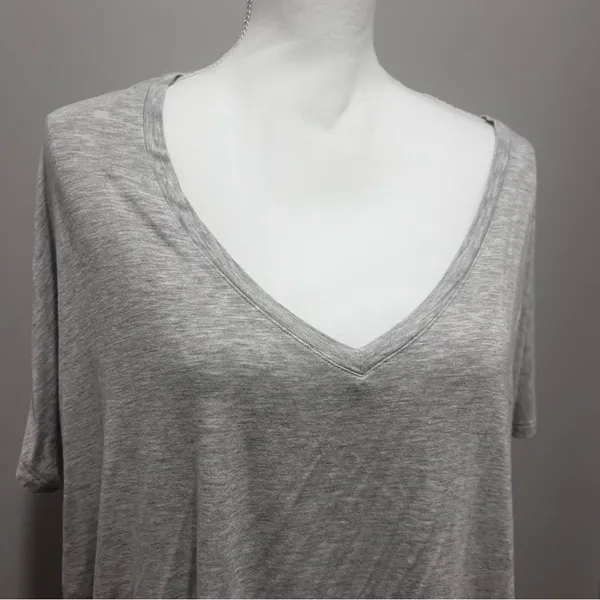 Express women's v neck short sleeved oversized gray t shirt size large - Image 2