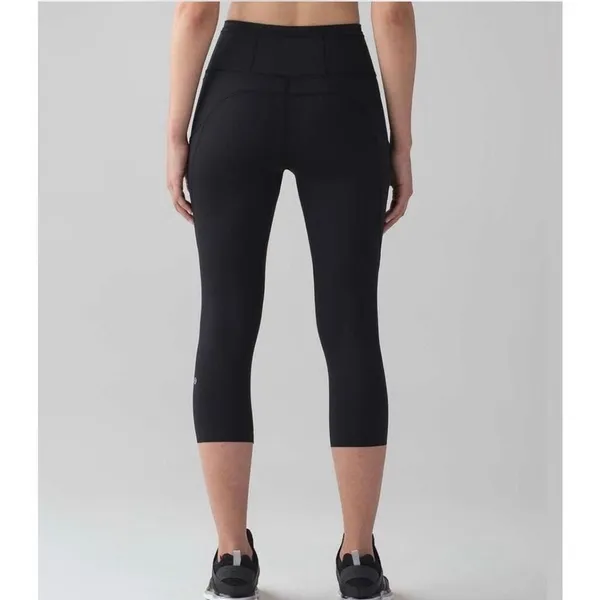 Lululemon black fast and fre 25” crop leggings with pockets size 2 - Image 2