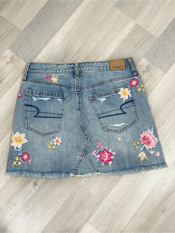 American Eagle Boho Floral Embroidered Distressed Denim Jean‎ Mini Skirt Blue 2 - Image 7