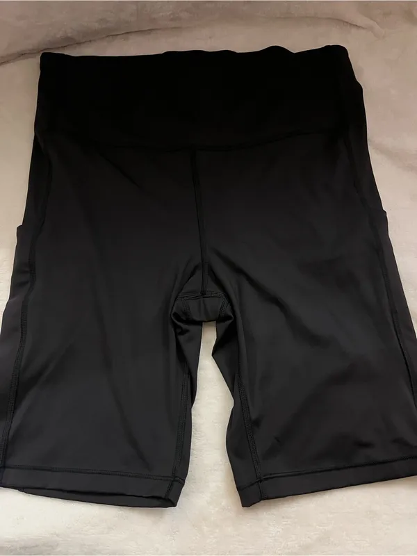 Athleta Ultimate Stash Pocket Shorts in black size large - Image 2