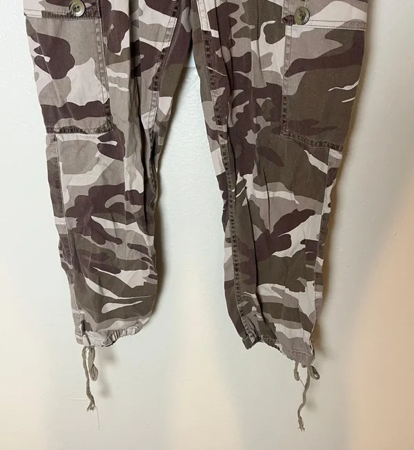 Urban Outfitters cropped camo cargo pants brown - Image 3