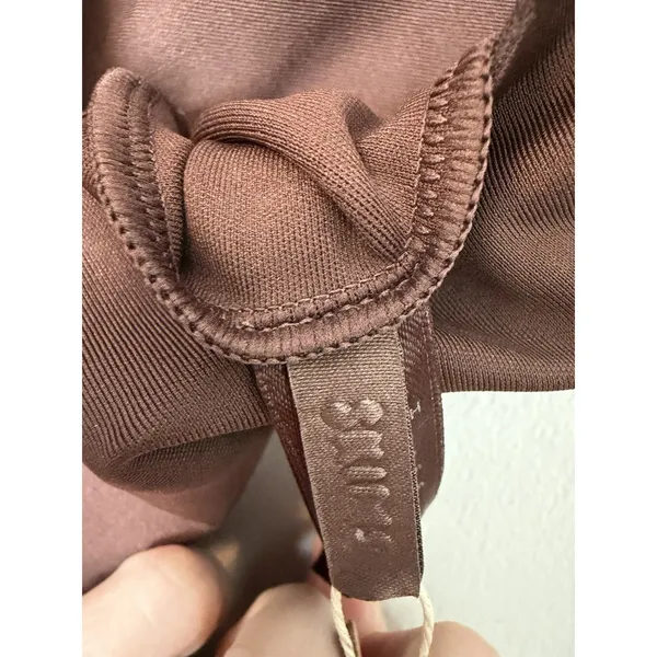 SKIMS BODY SCOOP LOW BACK THONG BODYSUIT Coco Brown XS NWT $88 - Image 9
