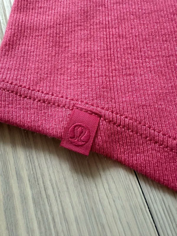 Lululemon raspberry coulis hold tight short sleeve size 4 - Image 5