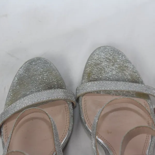 KELLY & KATIE - Image 11