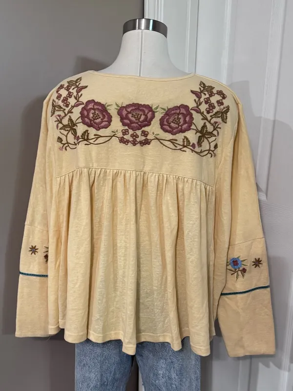 Boho Floral Embroidered Babydoll Top Bell Sleeve Easel L NWT - Image 4