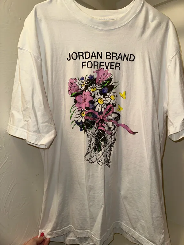 Air Jordan White Graphic Tee Large - Image 4