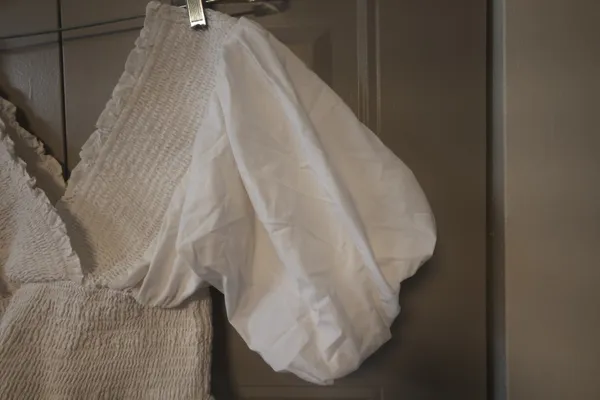 Abercrombie & Fitch cropped ruffled scrunchy balloon sleeves top in white size XS. - Image 2