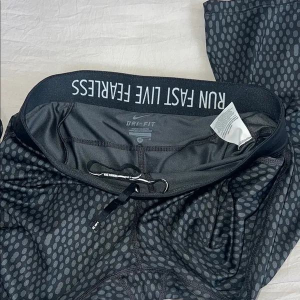 Nike Black Performance Leggings with Textured Pattern‎ Size Medium - Image 8