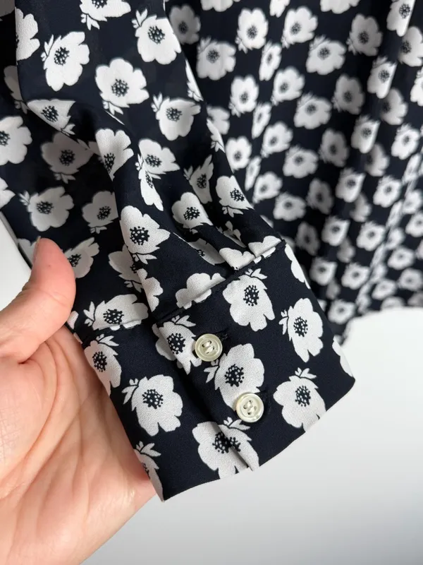 Ann Taylor Black White Floral Blouse V Neck‎ Long Sleeve Classic Workwear Medium - Image 7