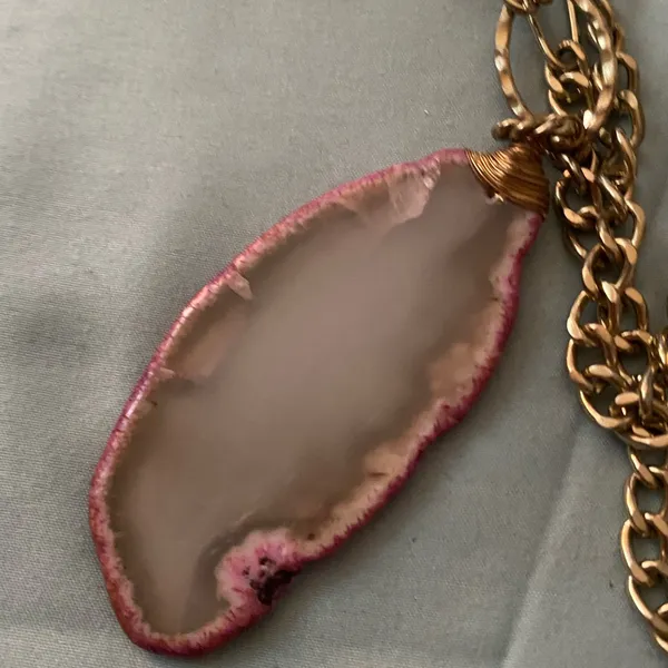26” Gold Tone Chain Necklace Sliced Agate Stone Pendant White Pink Edge 3.5”H - Image 4