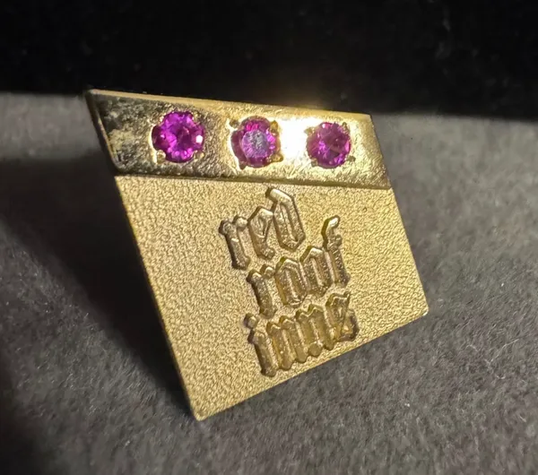 Red Roof Inns Gold Tone Lapel Pin - Image 2