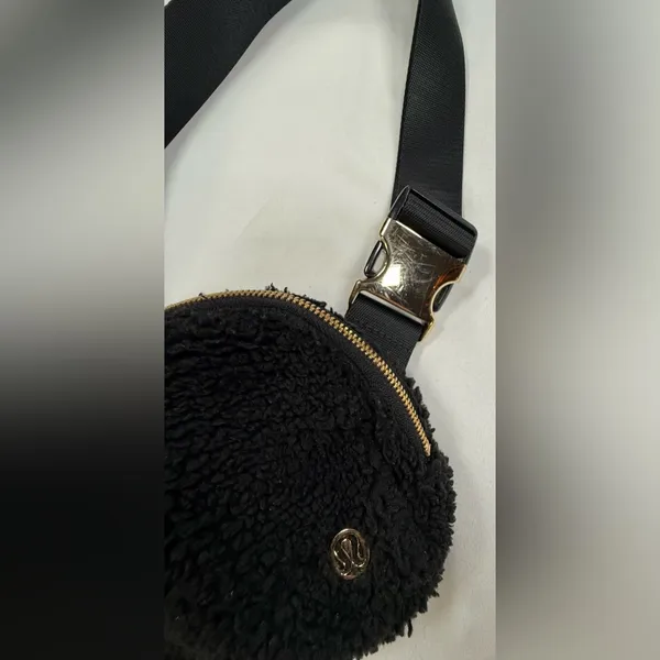 lululemon athletica Black Sherpa Crossbody Belt Bag - Image 14