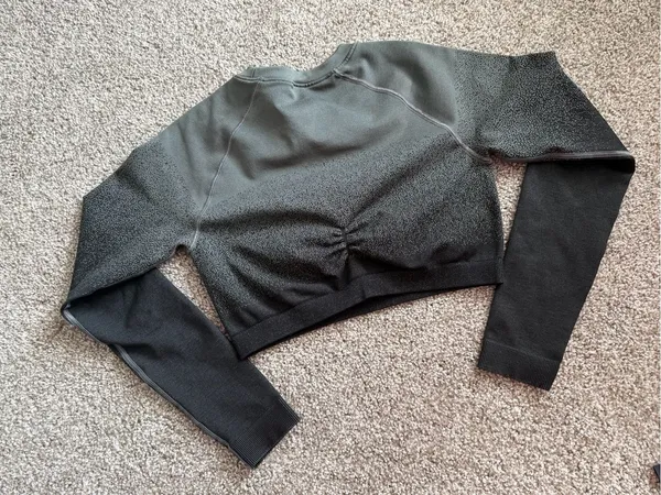 Gymshark Black and Dark Gray Ombre Seamless Crop Sweatshirt - Image 3