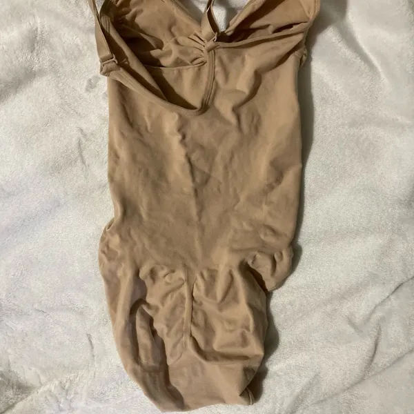 SKIMS Butt Lifting Sculpting Bodysuit S - Image 4
